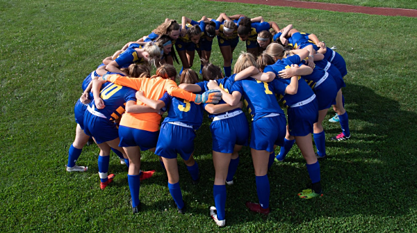 soccer girls huddle 10a